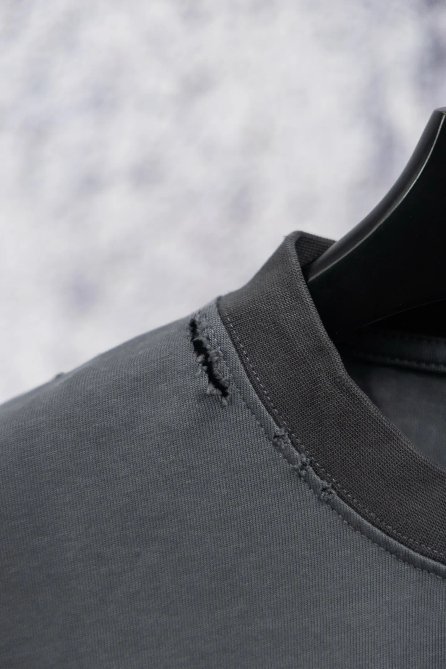 Balenciaga 2026 T T ！ ， ， 。 ， 。 ， look 。 ， 。 ！ ▪️ : 300 ， ▪️ 32S ，300 ； 32s+70D ，300g：95/ *5% 。 Breathable， ，Breathable ； ， ， 。 Breathable， ，Breathable ； 。 32 Premium ，70D ， ， 。 ▪️ New Arrival ▪️ Same Style ▪️ ▪️ ：White Gray ▪️Size：S-XL